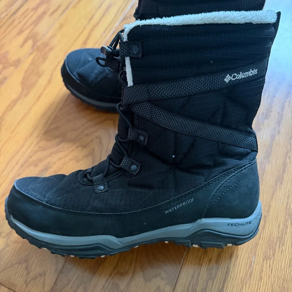 Columbia Black and White Women's Winter Snow Boots 8.5 waterproof techlite